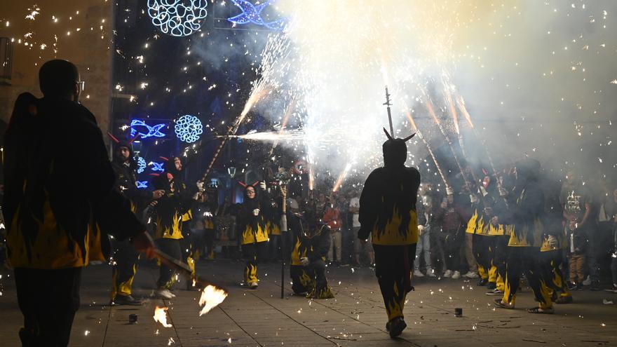Un multitudinario 'correfoc' pone el broche a las fiestas de Sant Pasqual en Vila-real