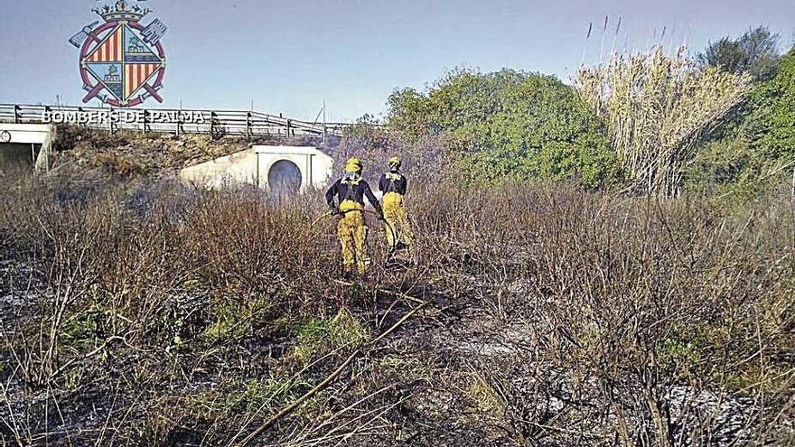 Fuego de rastrojos en sa Casa Blanca