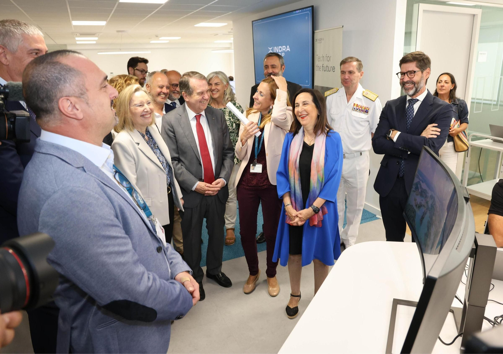 La ministra de Defensa, Margarita Robles, visita la sede de Indra en Vigo