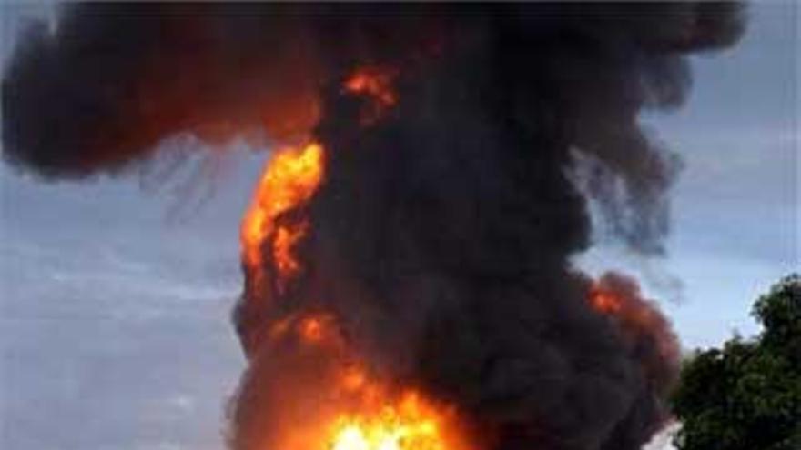 Varios atentados contra una petrolera mexicana obligan a evacuar a 21.000 personas