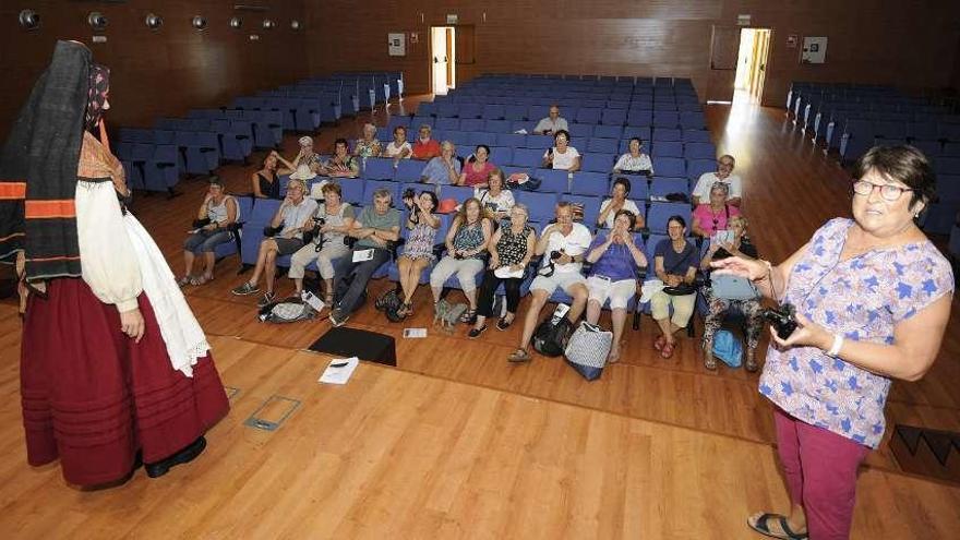 La comitiva participó en un taller de baile tradicional con Fortín da Pomba, en A Bandeira. // Bernabé/J. Lalín