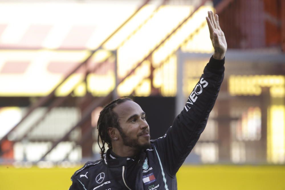 Hamilton gana en la Toscana