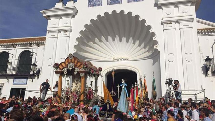 La hermandad del Rocío de Córdoba se presentó ayer a la Blanca Paloma