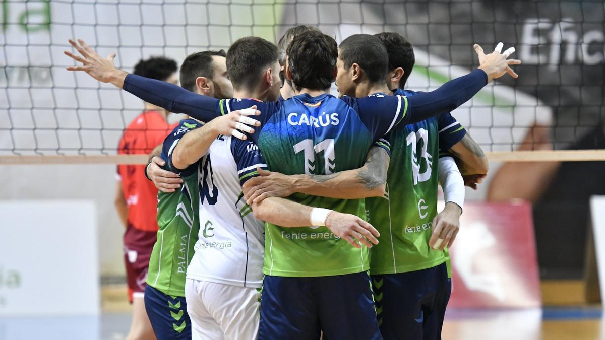 Los jugadores del Feníe Energía celebran un punto.