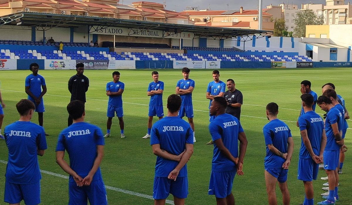 Adrián Hernández habla con sus jugadores en el primer entrenamiento