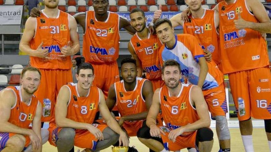 Los jugadores del Leyma, con el trofeo.