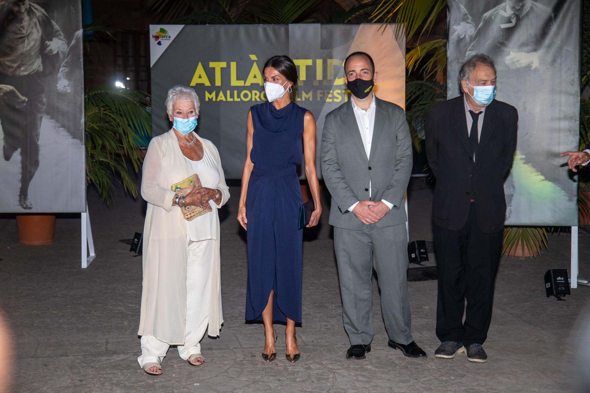 La Reina olvida el luto con vestido de seda en Atlàntida Film Festival