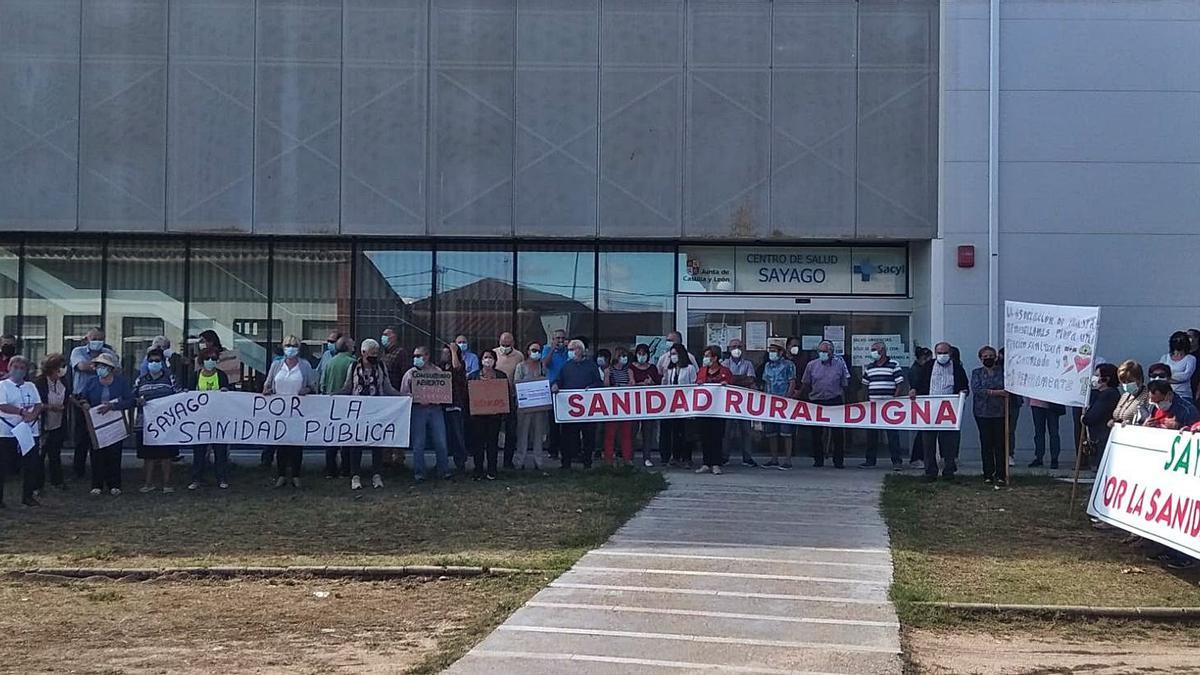 Sayagueses que ayer participaron en la novena concentración por una “sanidad digna” en la comarca de Sayago. | Cedida