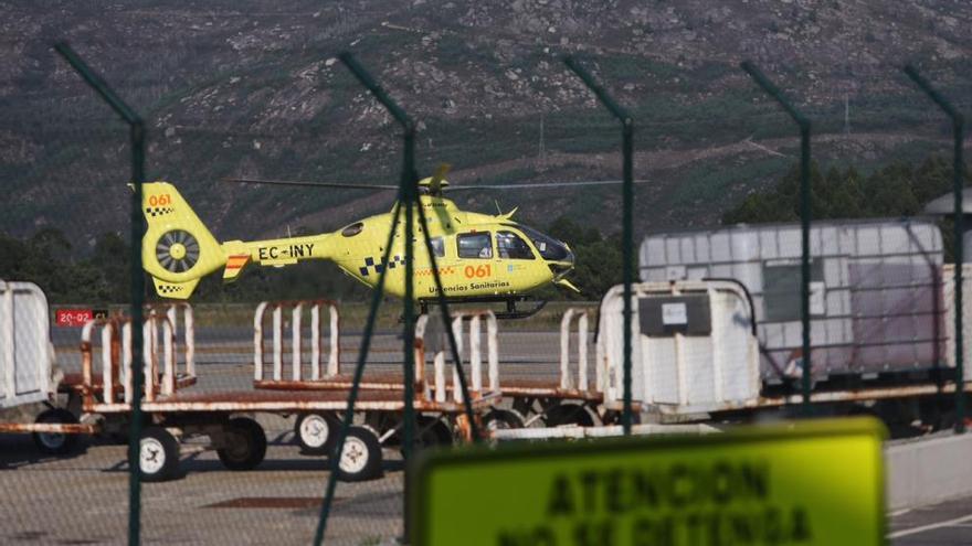 El helicóptero del 061 aterriza en Vigo con el herido de bala de Arbo. // NICK