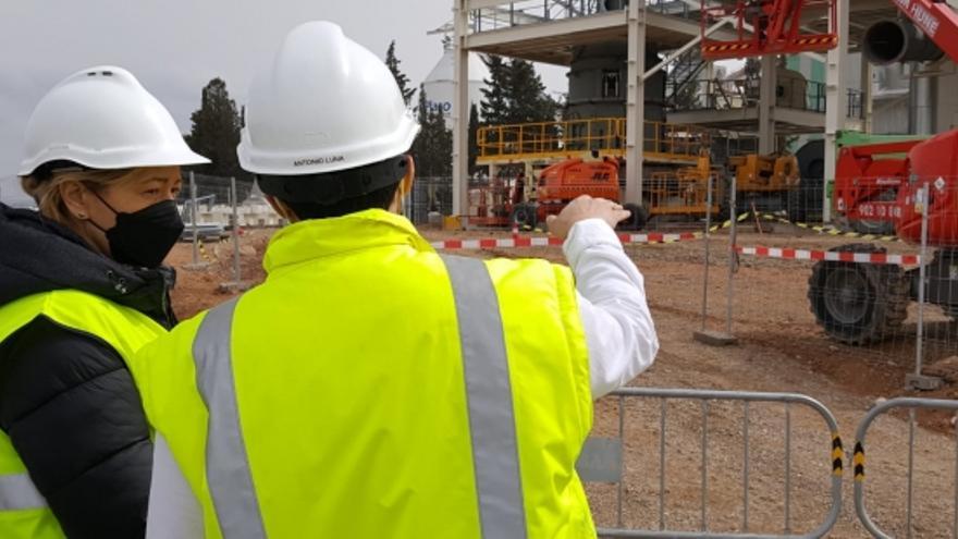 Marta Gastón visita las obras de ampliación de Saint-Gobain Placo en Quinto.