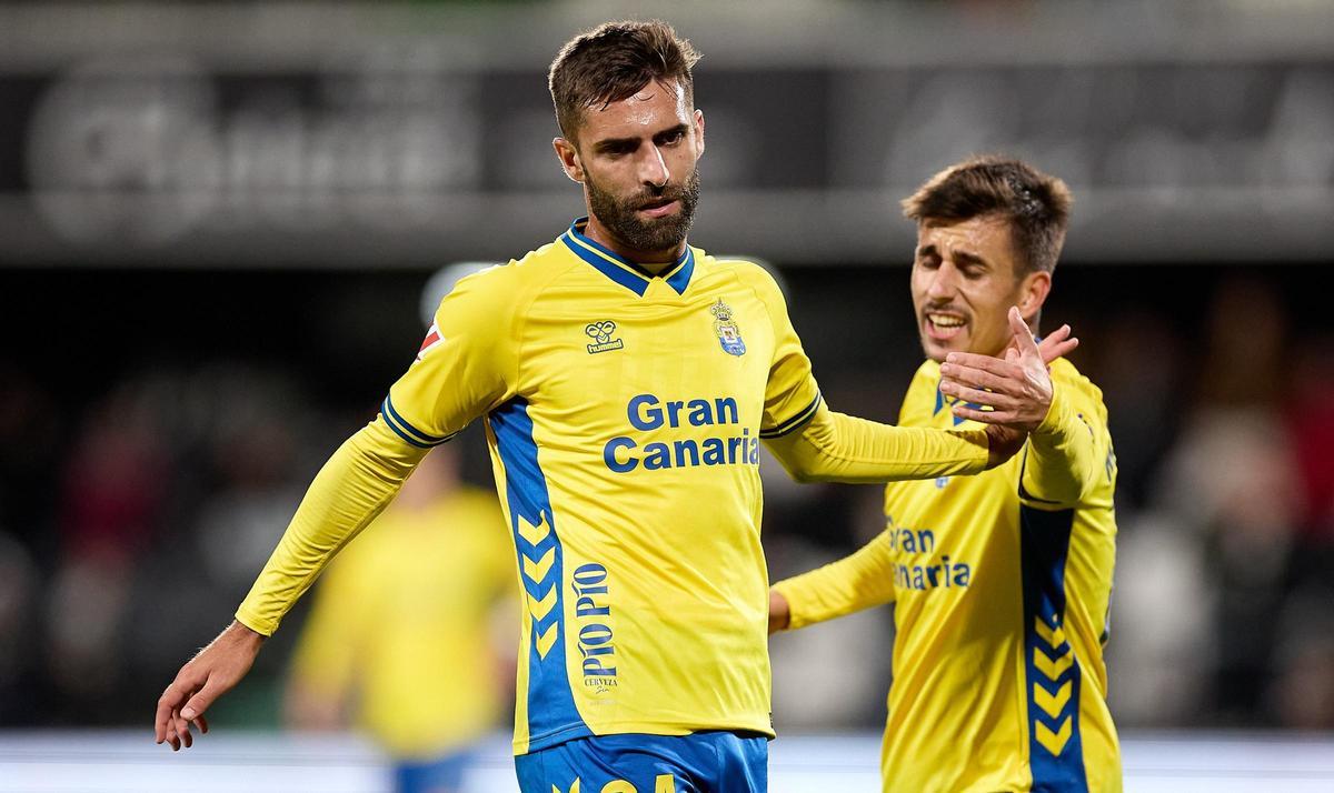 El cabreo de Pejiño, con Fuster en un segundo término, durante el pulso ante el Castellón.