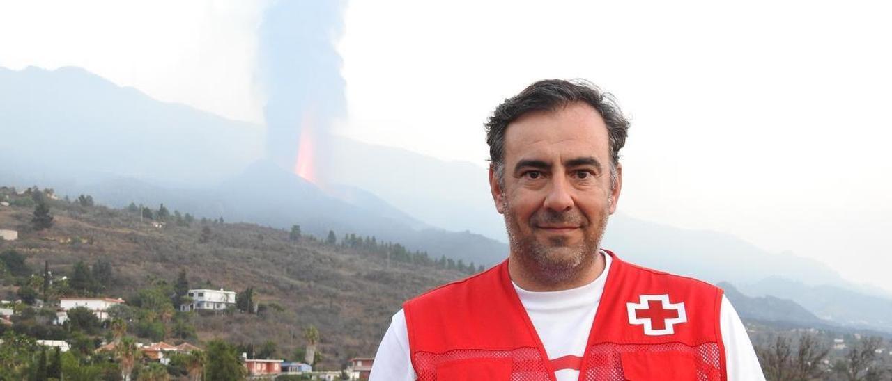 Íñigo Vila, jefe de Emergencias de Cruz Roja España, durante la erupción de La Palma.