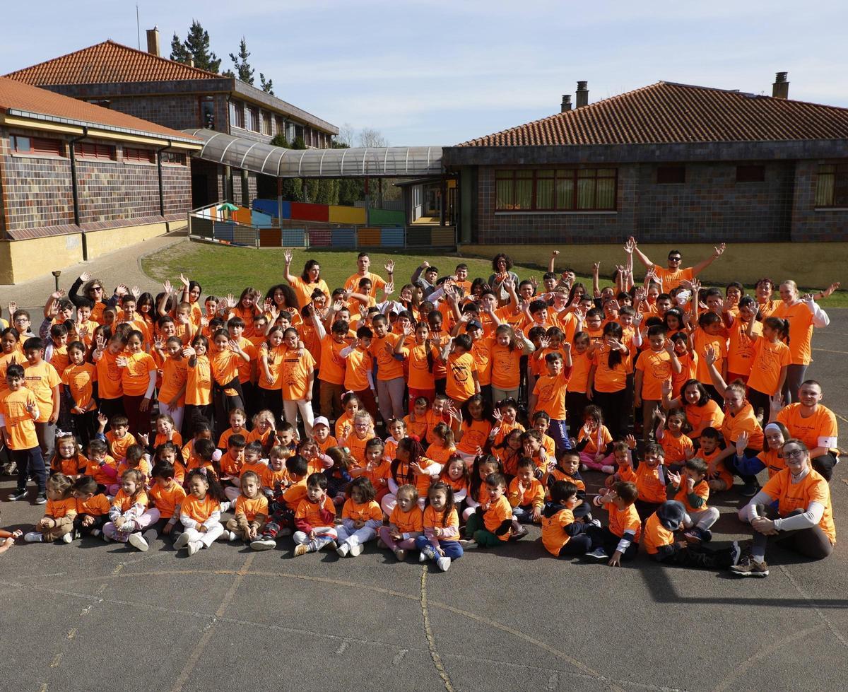 Participantes en la carrera solidaria organizada en el colegio Jaime Borrás.