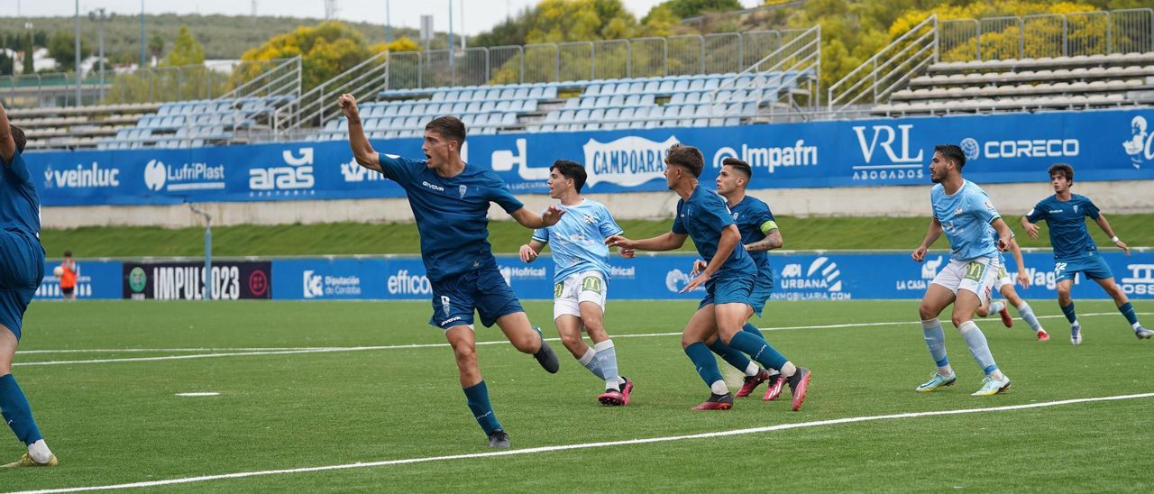 Lance del pasado cruce de 'play off' entre el Córdoba CF B y el Ciudad de Lucena.