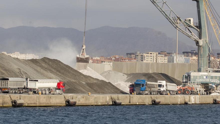 Los acopios de granel en los muelles no podrán superar la altura de la pantallas cortavientos