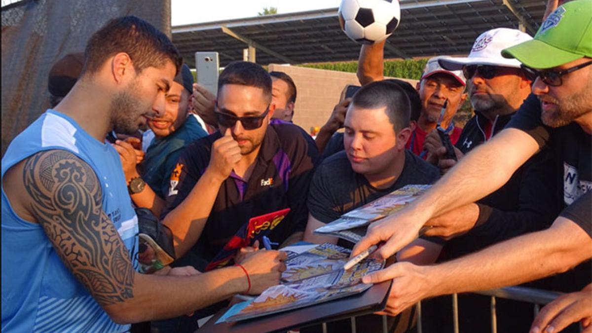 Luis Suárez firmó autógrafos a los seguidores de Uruguay