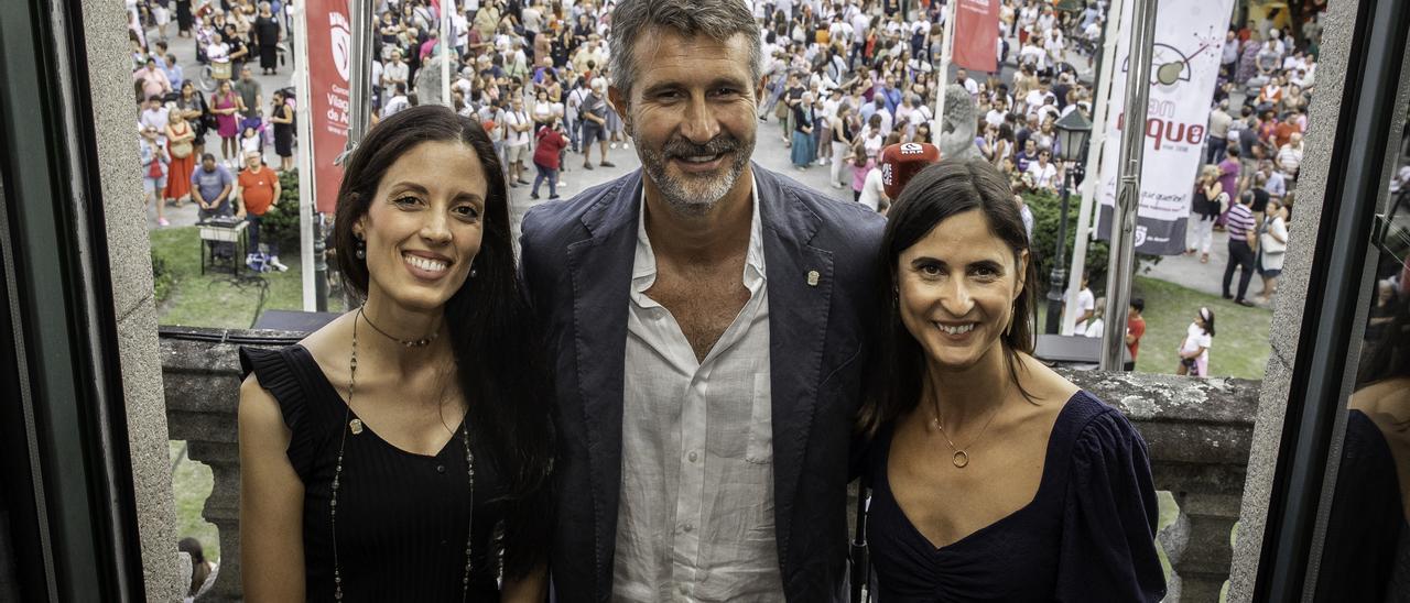 De izquierda a derecha, María Foscaldo, el alcalde, Alberto Varela, y la concejala de Cultura, Sonia Outón.