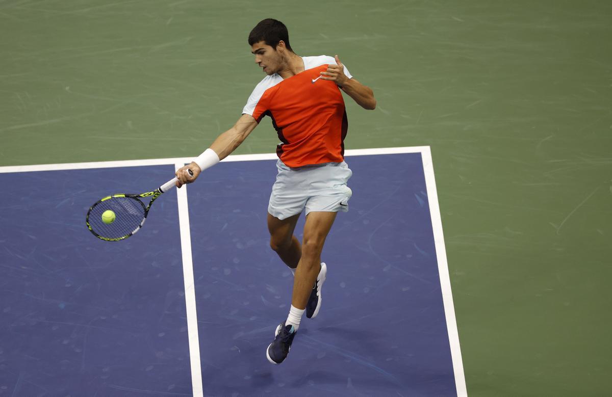 Flushing Meadows (United States), 11/09/2022.- Carlos Alcaraz of Spain hits a return to Casper Ruud of Norway during the men’s final match at the US Open Tennis Championships at the USTA National Tennis Center in Flushing Meadows, New York, USA, 11 September 2022. The US Open runs from 29 August through 11 September. (Tenis, Abierto, Noruega, España, Estados Unidos, Nueva York) EFE/EPA/BRIAN HIRSCHFELD