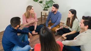 La enfermera especialista en salud mental presta asistencia a la persona, familia y comunidad para promover y fomentar una buena salud mental