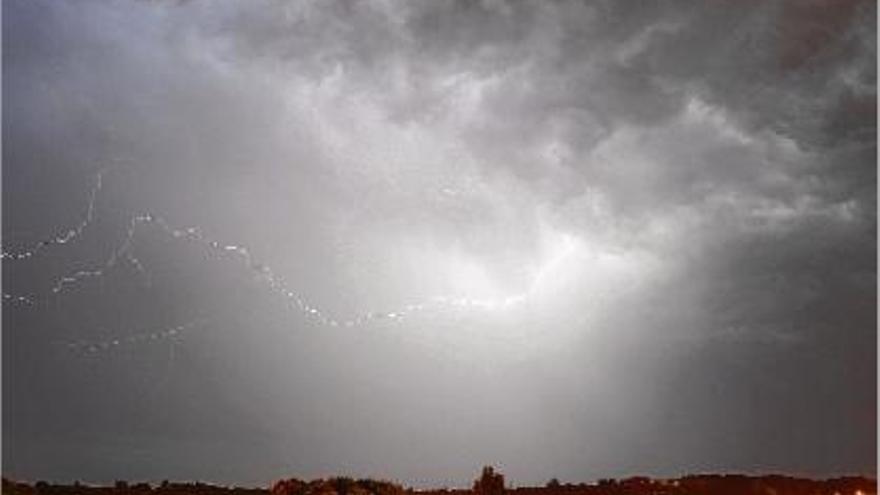 Cau una forta tempesta elèctrica sobre Banyoles