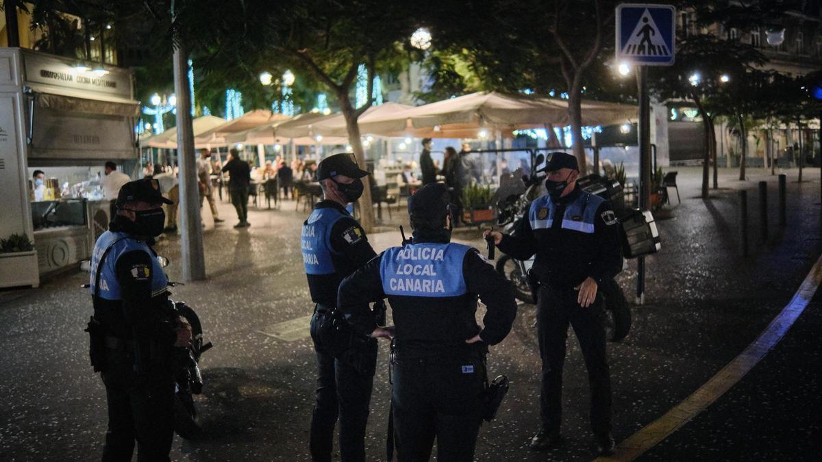 Agentes de la Policía Local de Santa Cruz.