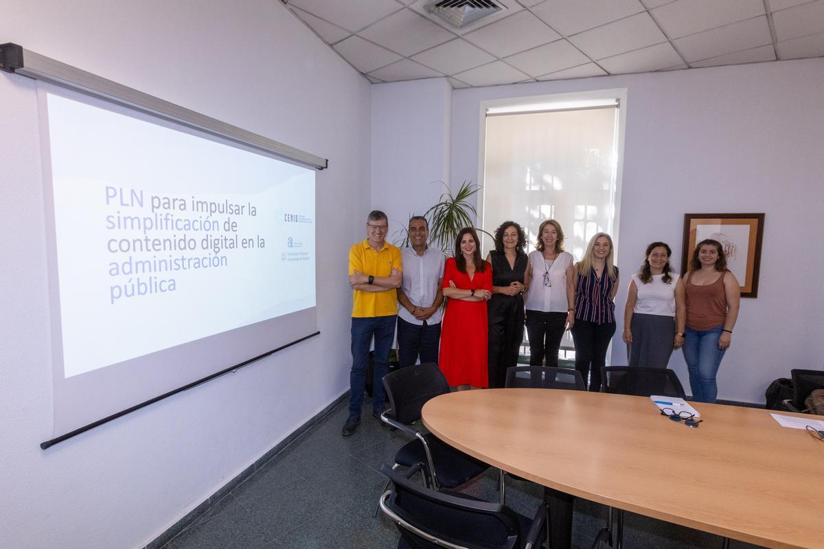 La investigadora principal del proyecto, Paloma Moreda, junto a los representantes de las asociaciones de personas con discapacidad
