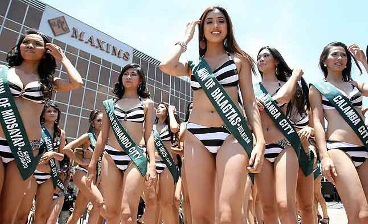 Candidates es preparen per a una foto grupal durant la presentació oficial de la franquícia local de Miss Món Filipines, a la ciutat de Pasay (Filipines).