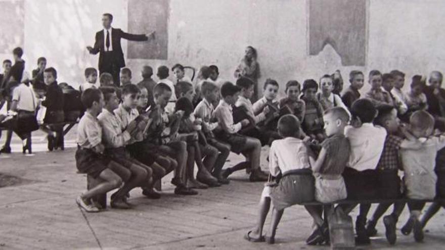 Clases al aire libre de las Escuelas del Ave María, en su etapa en el Pasillo de Natera. La foto es de los años 40.