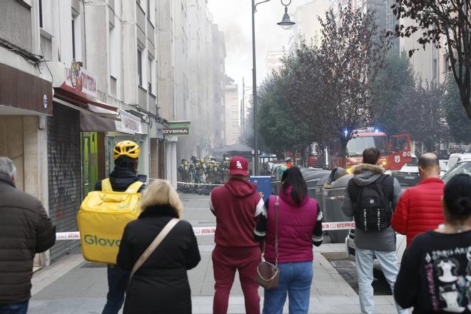 Pavoroso incendio en una tienda de patinetes eléctricos de Gijón