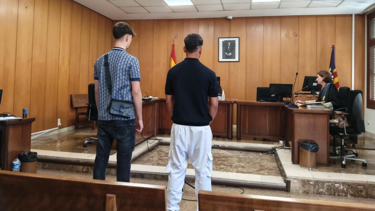 Los dos jóvenes condenados, ayer durante la vista celebrada en un juzgado de lo penal de Palma.