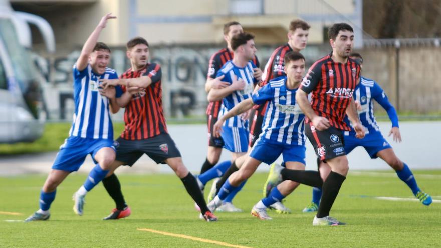 Un partido anterior del equipo lalinense en el Manuel Anxo Cortizo. |  // BERNABÉ