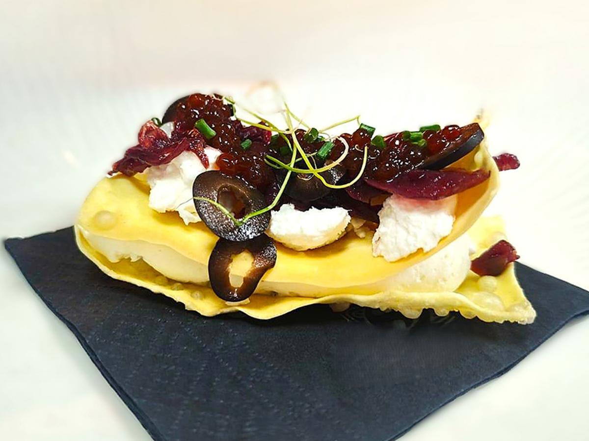 Restaurante La Tapería de Cas Tomás (Cartagena): Lámina de wanton, Queso de Murcia DOP, confitura de vino tinto, aceitunas y garum