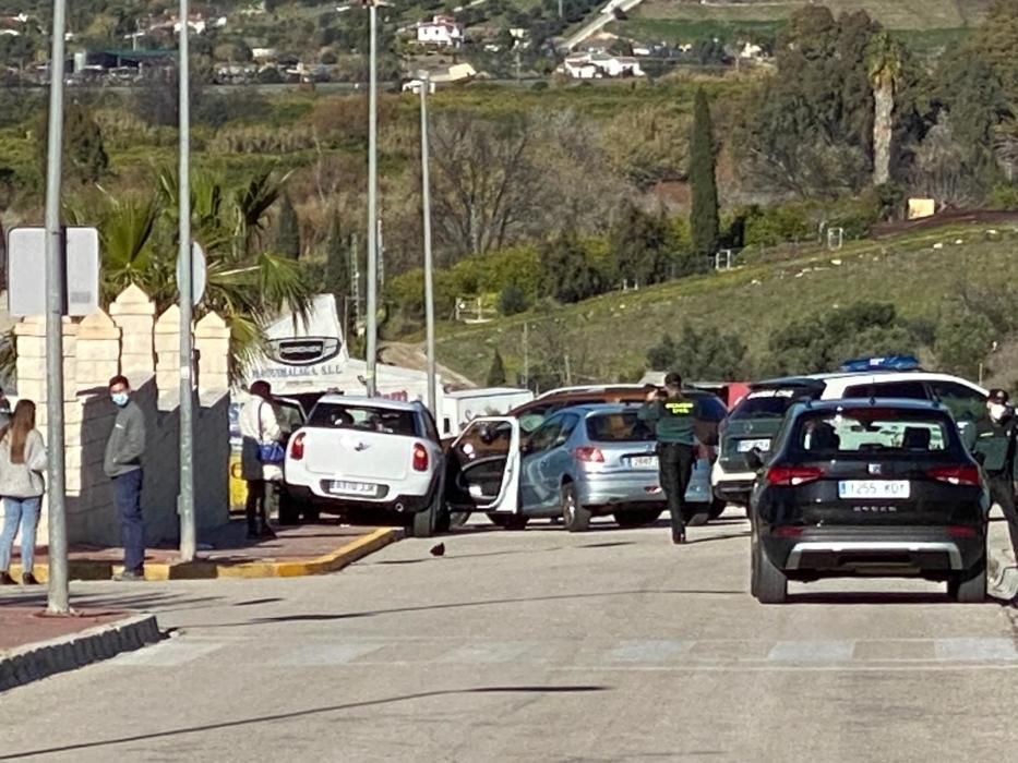 Al fondo, el coche en el que iban las dos chicas atacadas.