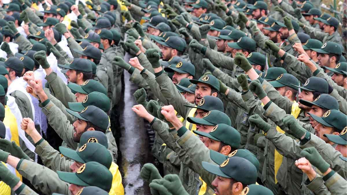 Irán celebra 40 años de revolución. En la foto, efectivos de la Guardia Revolucionaria iraní corean consignas durante una ceremonia por el 40 aniversario de la Revolución Islámica de 1979, este lunes en la plaza Azadi (Libertad) de Teherán (Irán). 