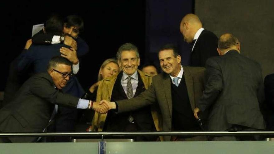 El director de instalaciones del Celta, Julio Vargas, y dos representantes de la Liga miden la luz durante el descanso. // Marta G. Brea