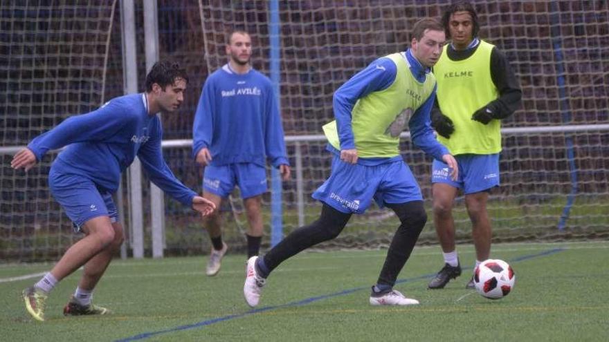 Marcos Blanco, en un entrenamiento con el Real Avilés.