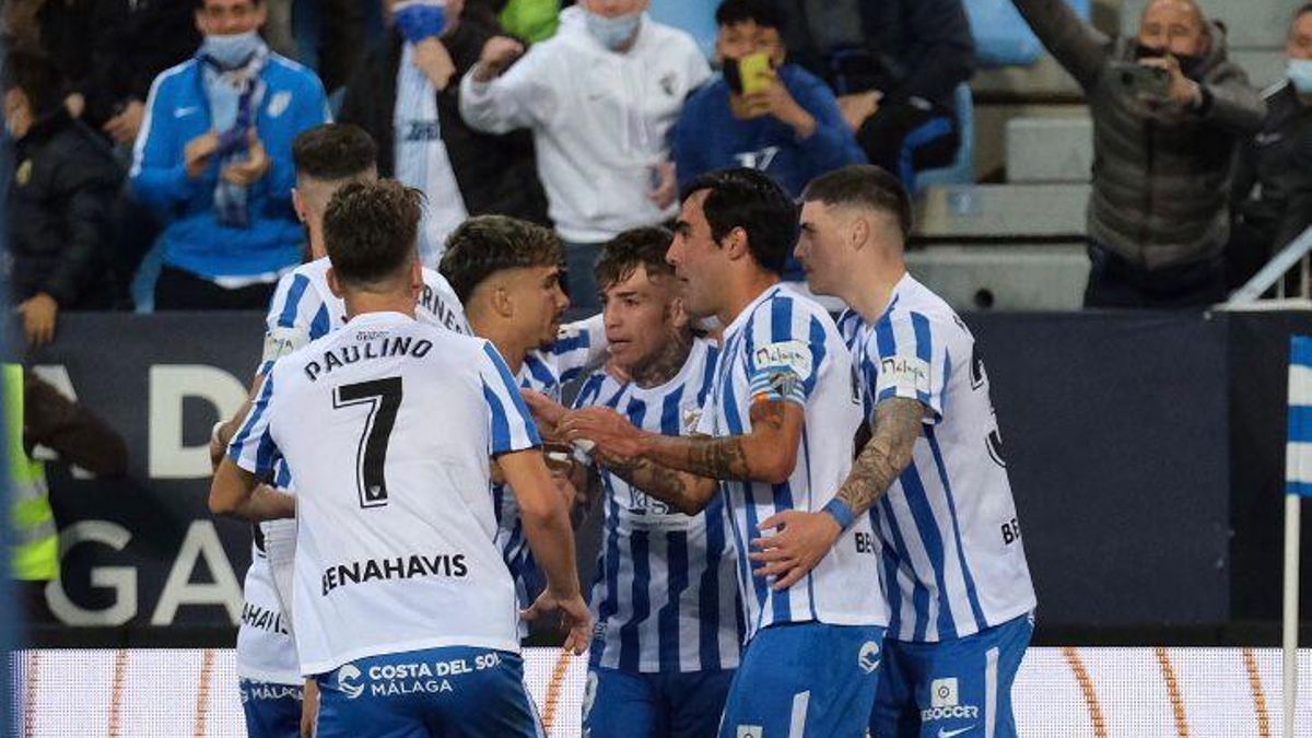 Los jugadores malaguistas celebran el primer gol de Brandon