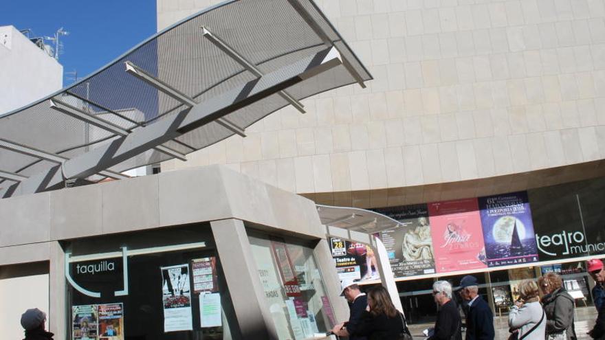 Imagen de la taquilla de la plaza Miguel Hernández con el edificio del Teatro al fondo