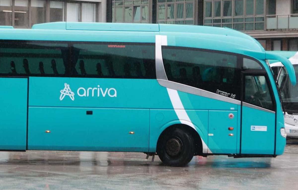 Un autobús interurbano de la compañía Arriva.