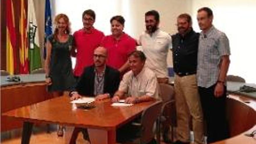 Els responsables de CiU i PSC de Lloret firmen el pacte de govern.