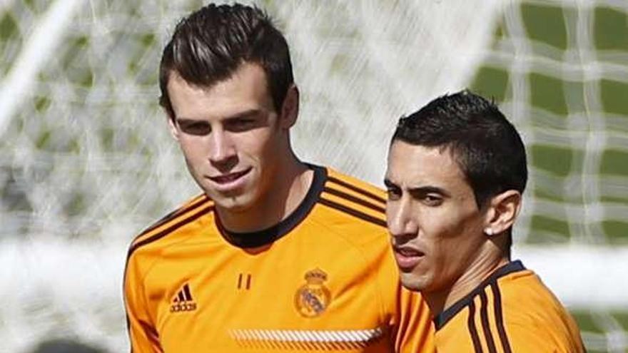 Bale y Di María, pendientes del balón, ayer. // Javier Lizón