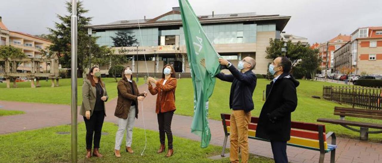 Representantes del bipartito moañés con la conselleira de Medio Ambiente, izando la bandera.   | CMA