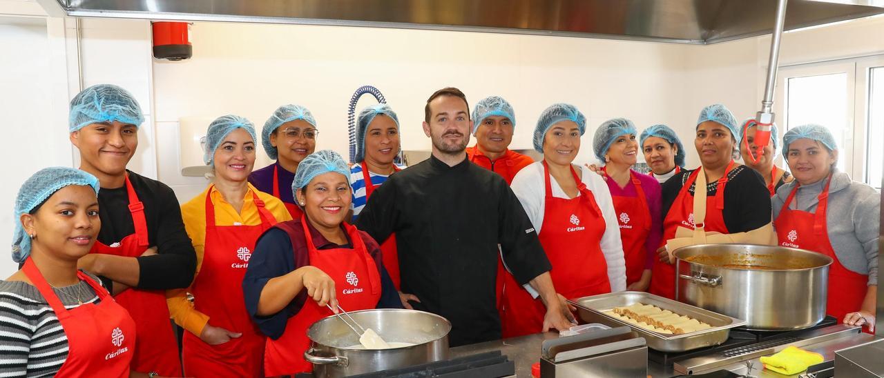 El profesor con los alumnos del curso de cocina que se clausuró ayer en Cáritas de Arousa.
