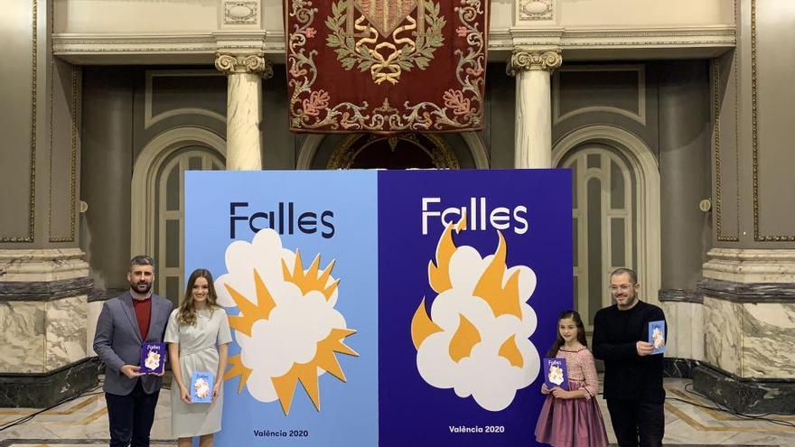 Pere Fuset, las falleras mayores y Didac Ballester desvelaron anoche las obras.