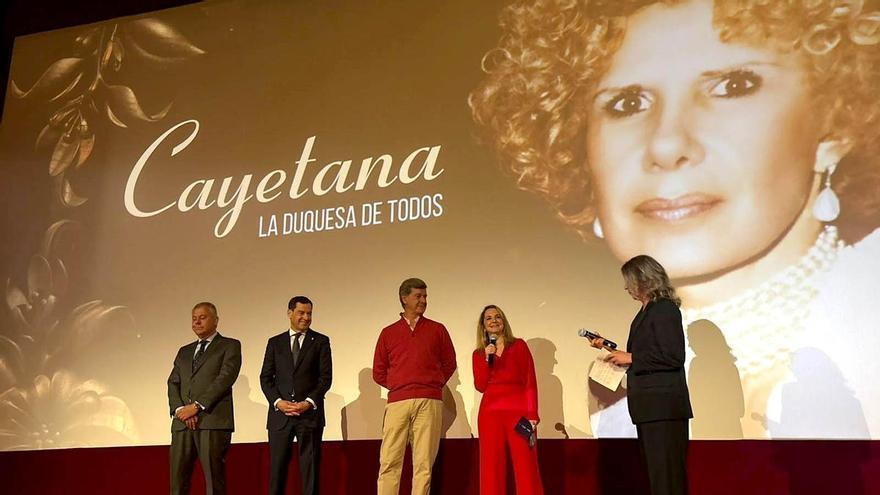 De Juanma Moreno a Cayetano Martínez de Irujo: ‘Cayetana, la duquesa de todos’ reúne a los rostros más conocidos en Sevilla