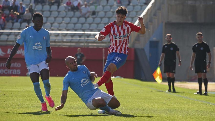 Unai Medina se lanza a cortar una jugada de ataque de un futbolista del Algeciras, ayer durante el encuentro celebrado en el Nuevo Mirador. | ERASMO FENOY / EUROPA SUR