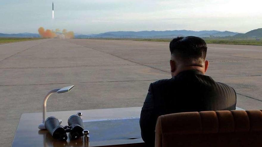 Kim Jong-un sigue el lanzamiento de un misil en una foto distribuida por el régimen norcoreano. // Reuters