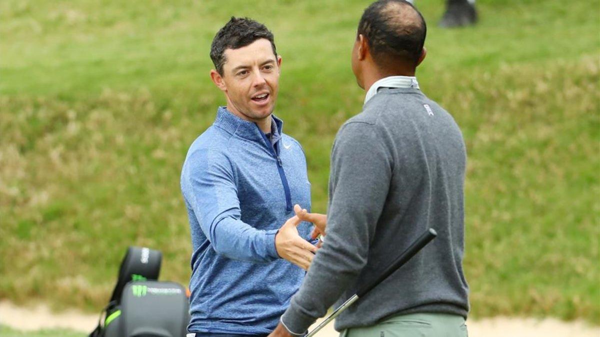 McIlroy y Woods se saludan tras finalizar el duelo entre ambos