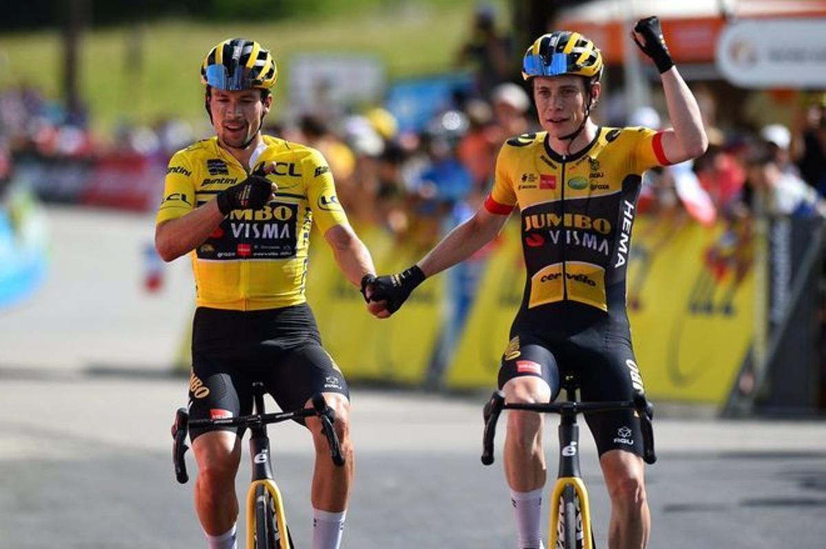 Jonas Vingegaard y Primoz Roglic, a la izquierda, llegan juntos a la meta del Dauphiné.