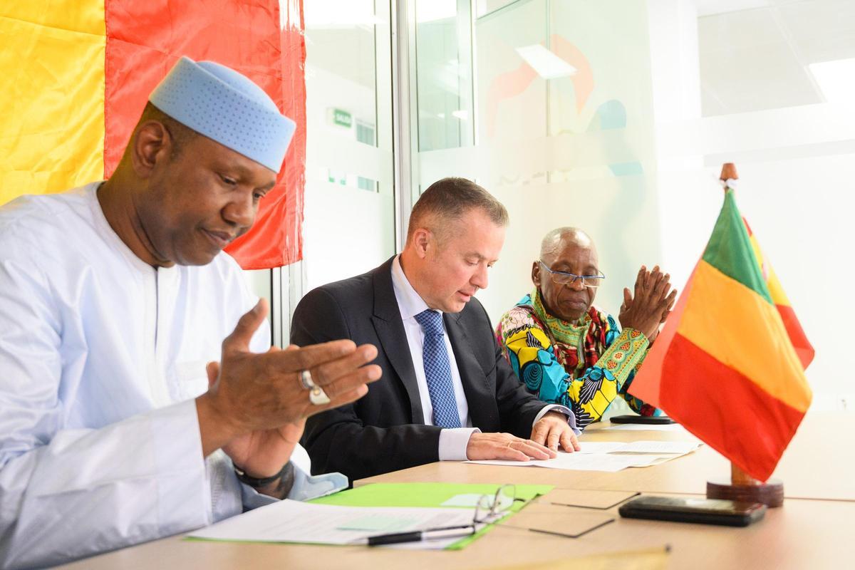 Firma del acuerdo de colaboración entre Arajob y representantes de la República de Mali para impulsar la contratación internacional de talento y fortalecer los lazos laborales entre ambos países.